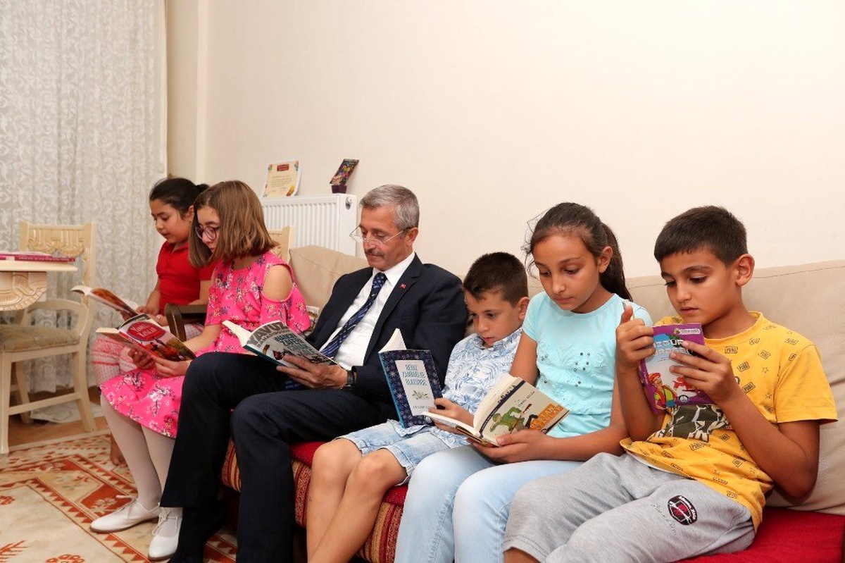 Tahmazoğlu\'ndan \'Ben okuyorum, Gaziantep okuyor\' projesine destek