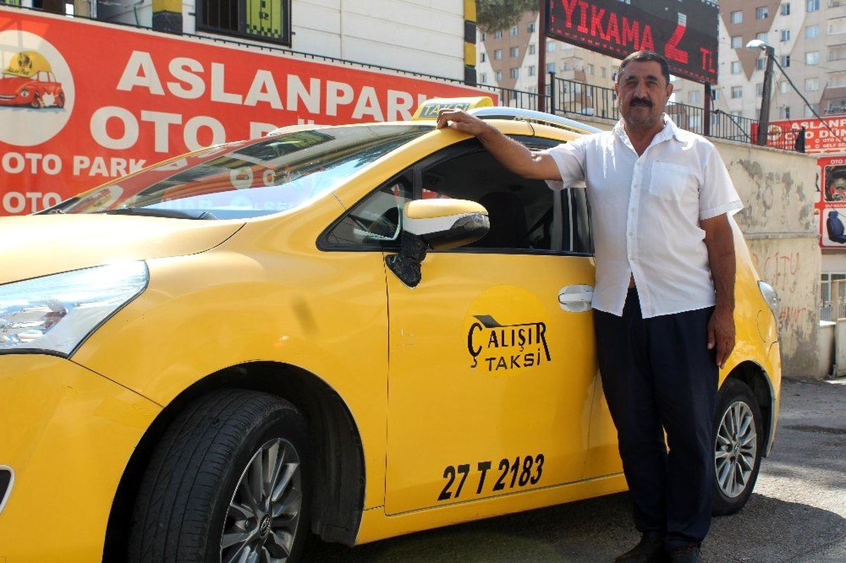 Taksisinde unutulan 87 bin lirayı sahibine teslim etti