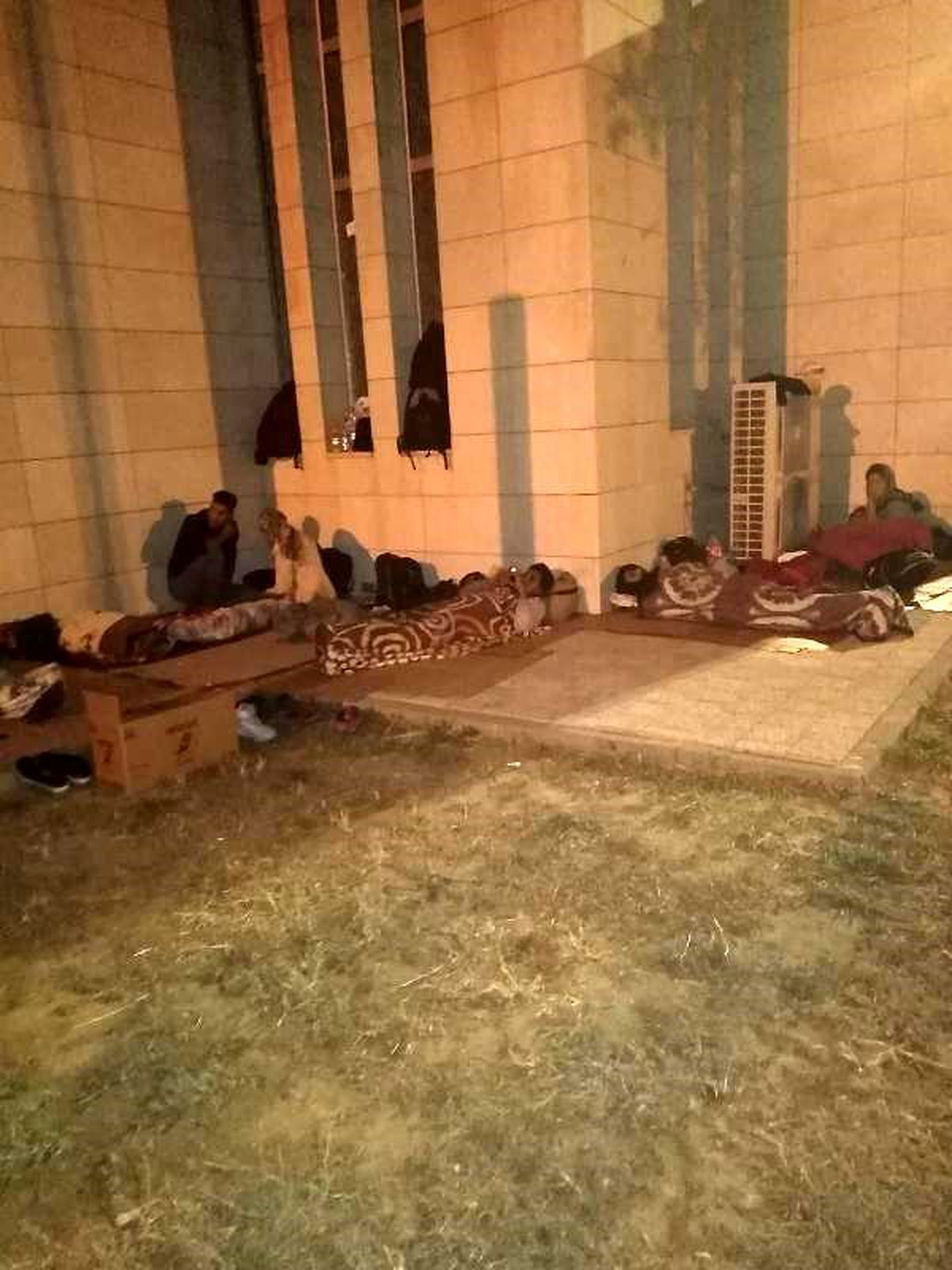 Terminalde konaklayan 27 afgan, barınma evine yerleştirildi