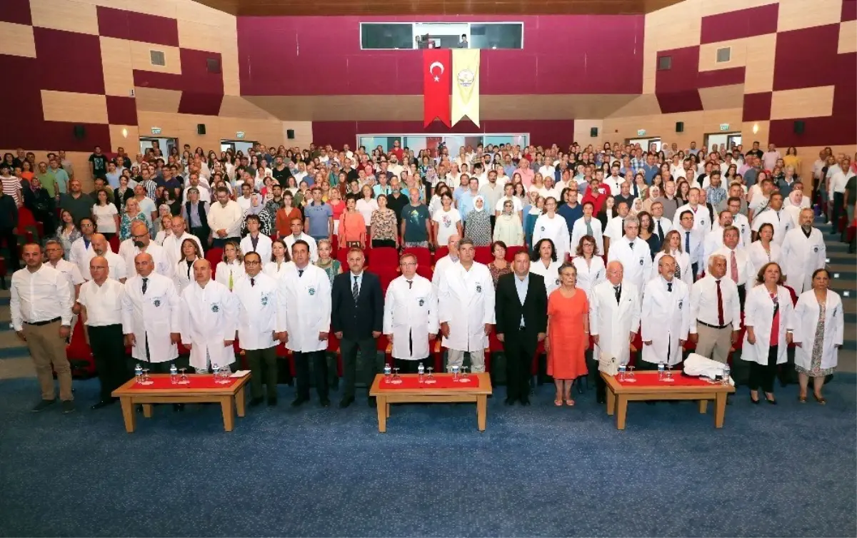 Trakya Üniversitesi Tıp Fakültesi\'nin çiçeği burnunda öğrencileri, beyaz önlüklerini giydi