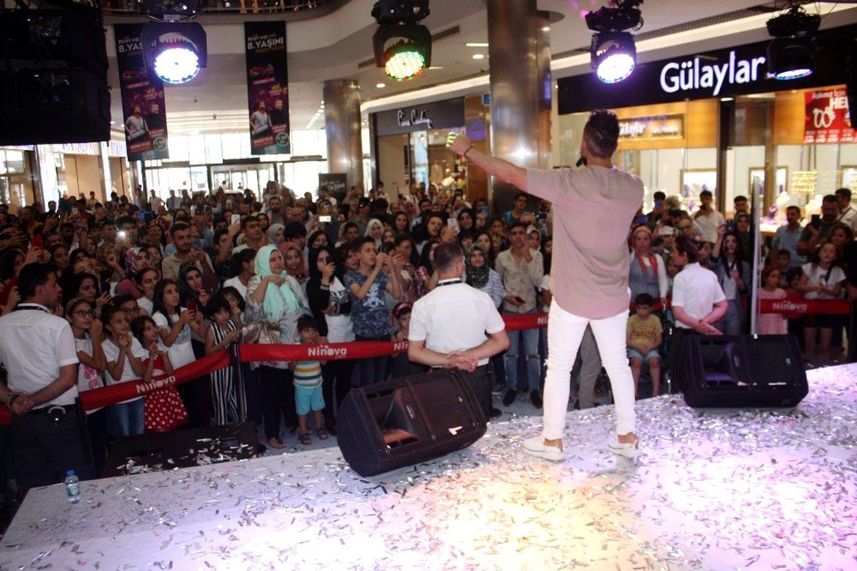 Ünlü şarkıcı Bahadır Tatlıöz, Diyarbakır\'da konser verdi