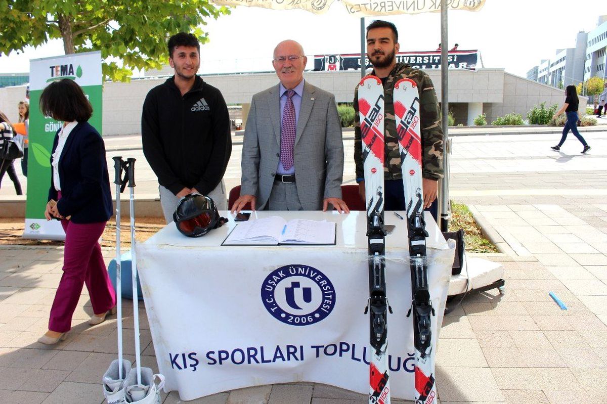 Uşak Üniversitesi Rektörü topluluk stantlarını gezerek öğrencilere destek verdi