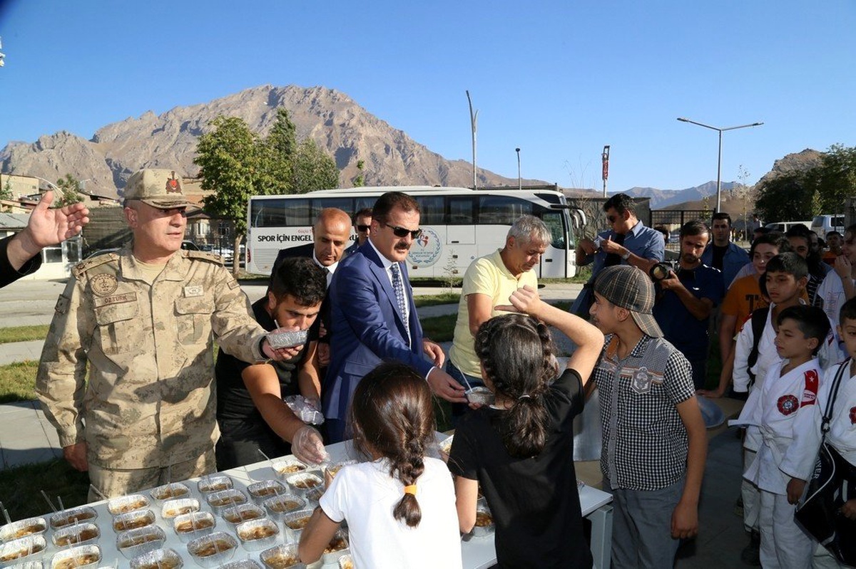 Vali Akbıyık, öğrencilere aşure ikram etti