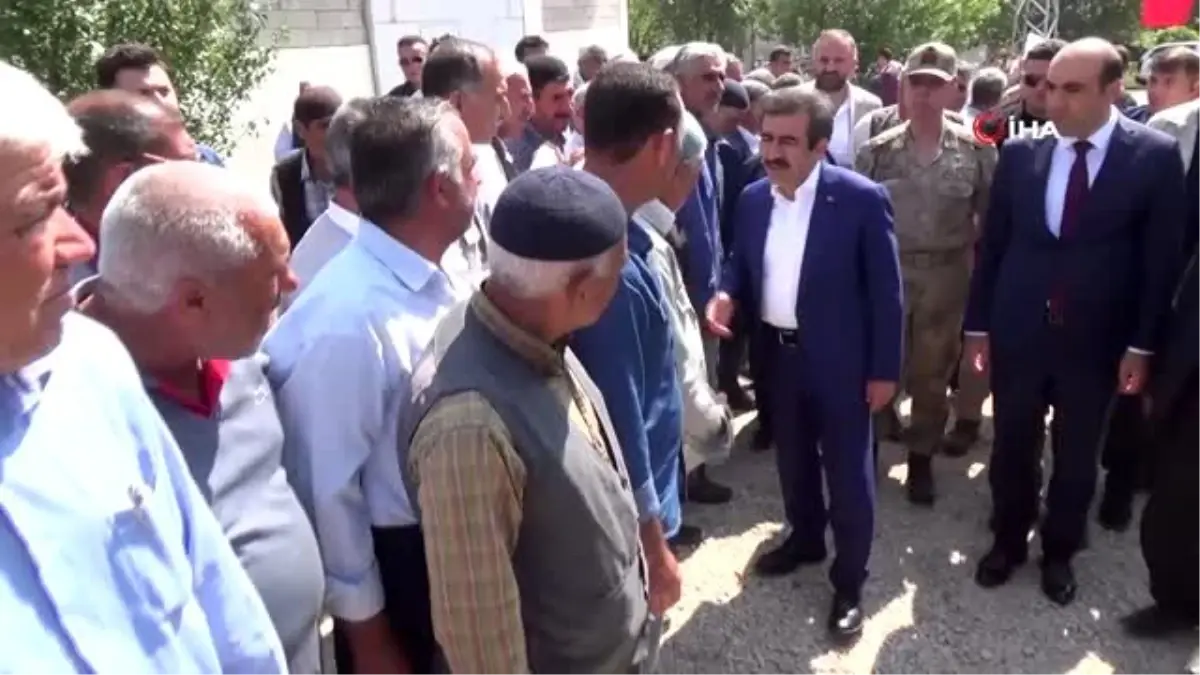 Vali Güzeloğlu, üzüm hasadı yapan çiftçilerle bir araya geldi