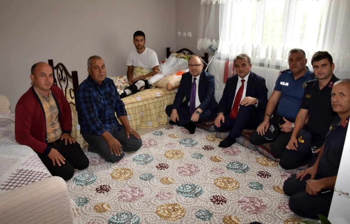 Vali Mustafa Tutulmaz\'dan gazi Ramazan Kumral\'a ziyaret