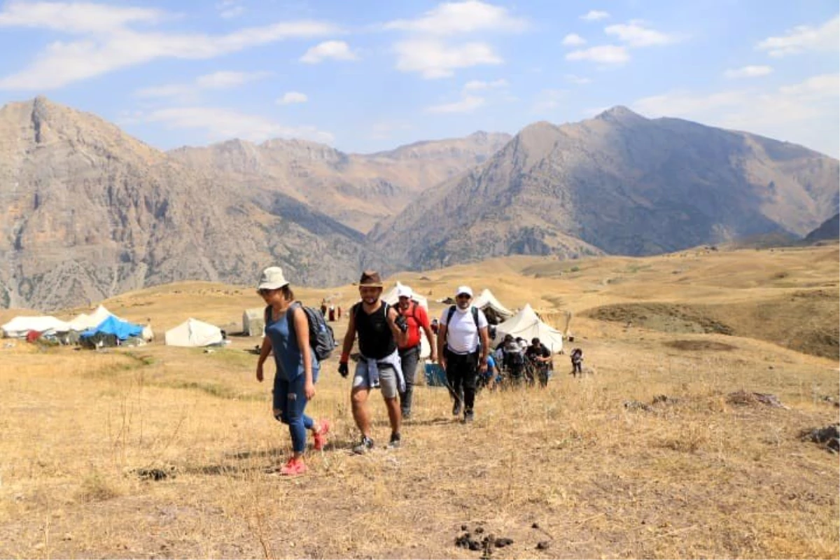 Van Gölü\'nün kirliliğine dikkat çekmek için 16. zirveyi yaptılar