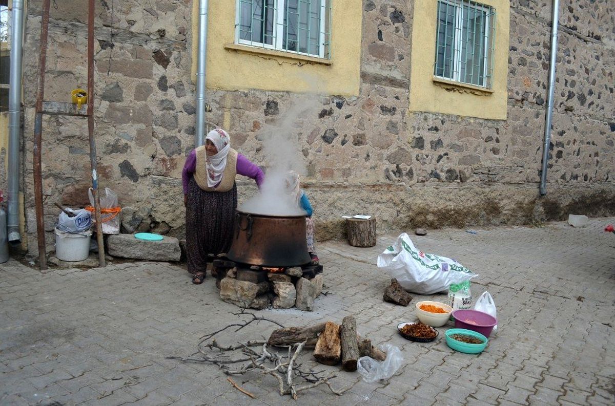 11 çeşit malzeme ile yaptıkları bir kazan aşureyi tüm köye dağıttılar