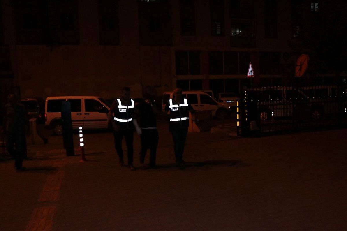 4 ayrı suçtan aranan şahıs polisi görünce pencereden atladı