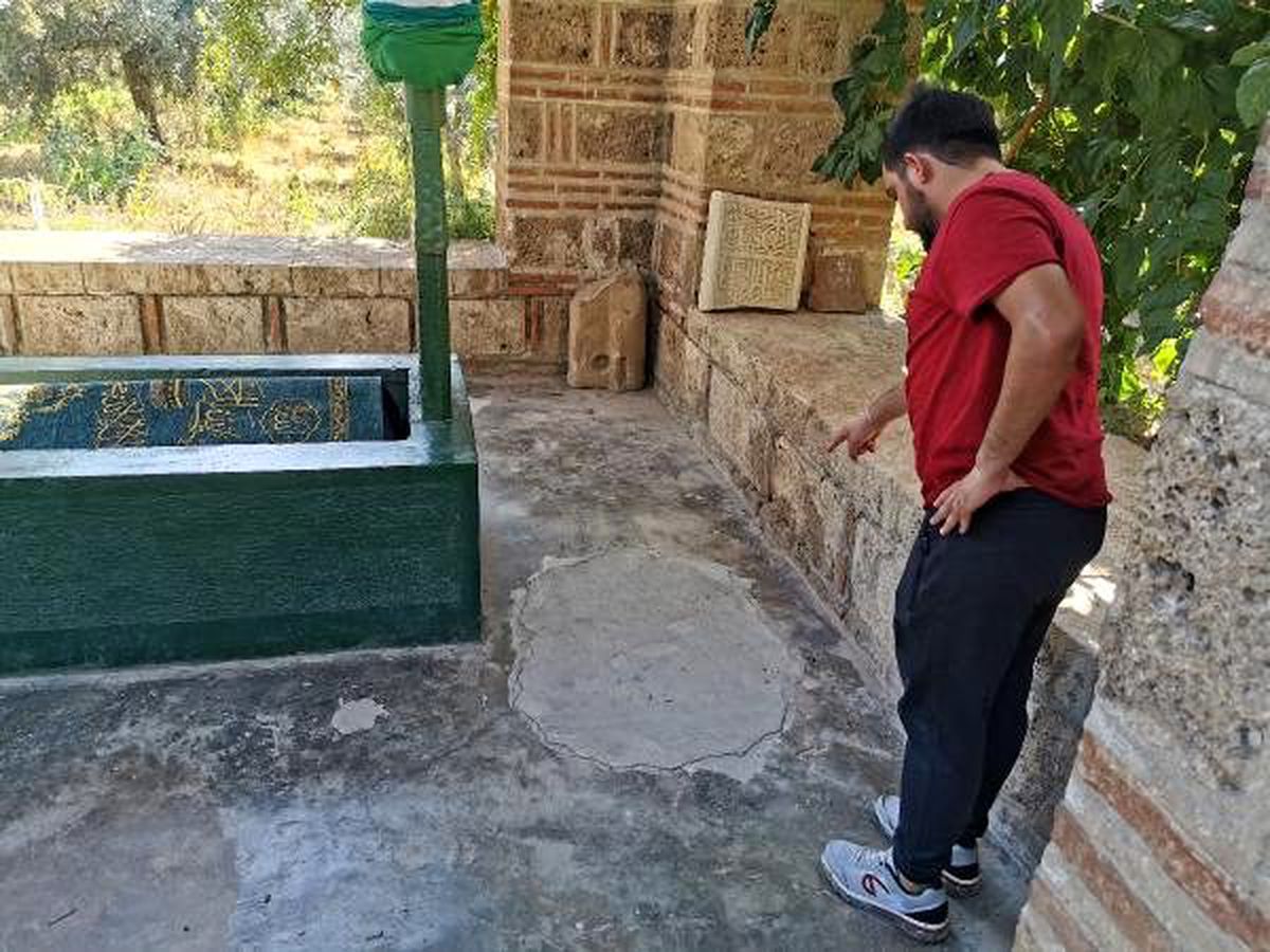 600 yıllık türbede definecilerin açtığı çukur kapatıldı