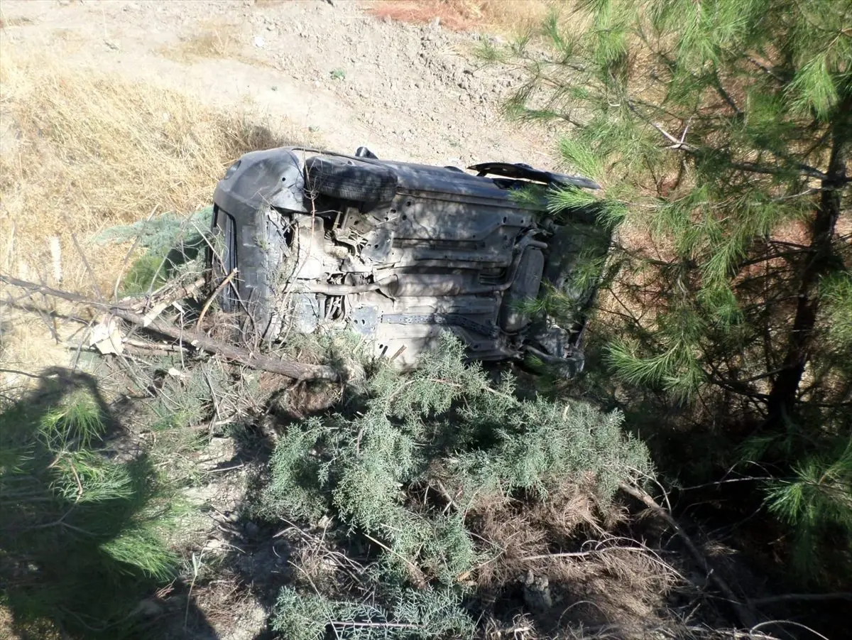 Adıyaman\'da otomobil şarampole devrildi: 5 yaralı