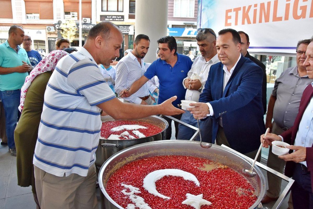 Akhisar Belediyesi\'nden aşure ikramı
