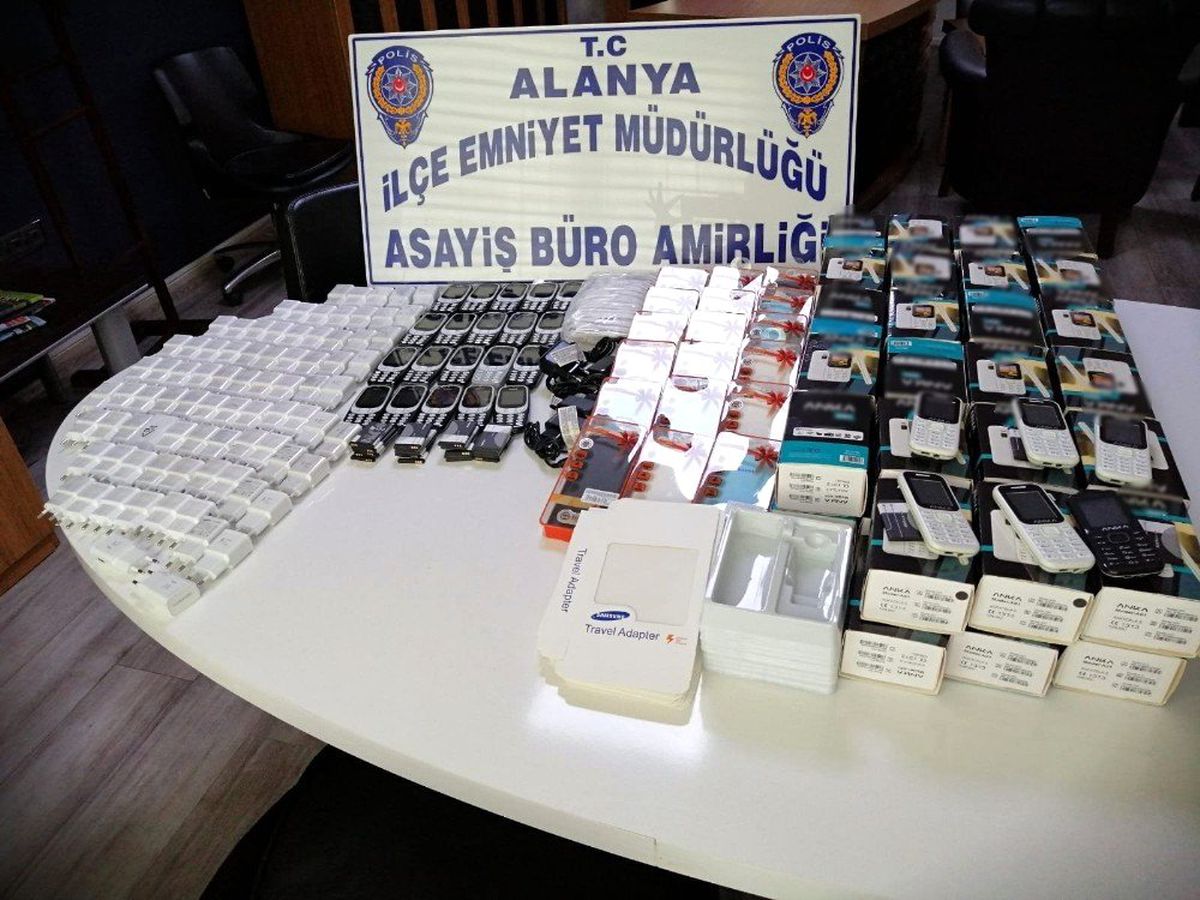 Alanya\'da kaçak cep telefonu operasyonu
