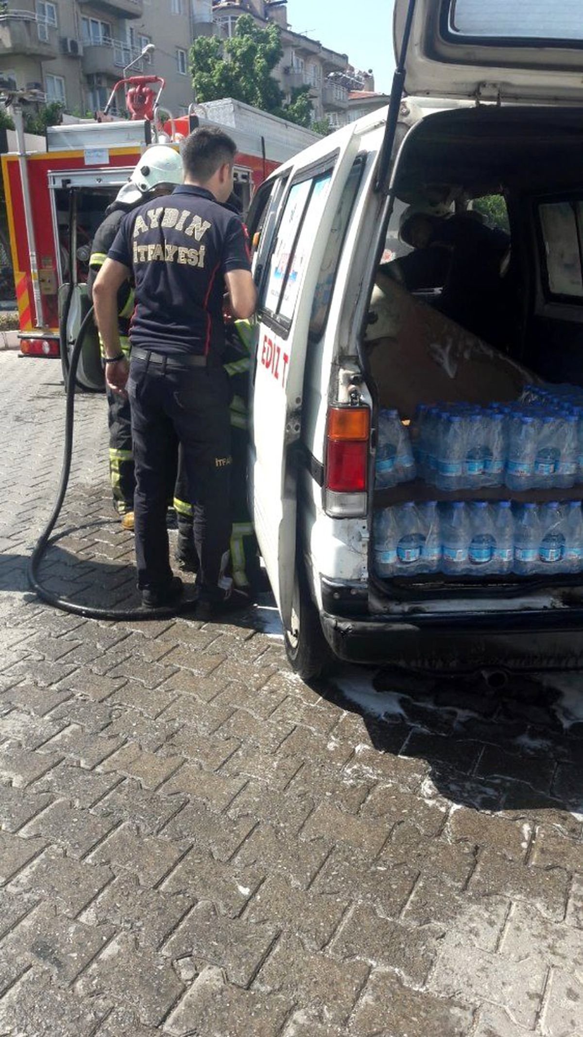 Alev alan su dağıtım aracını itfaiye söndürdü