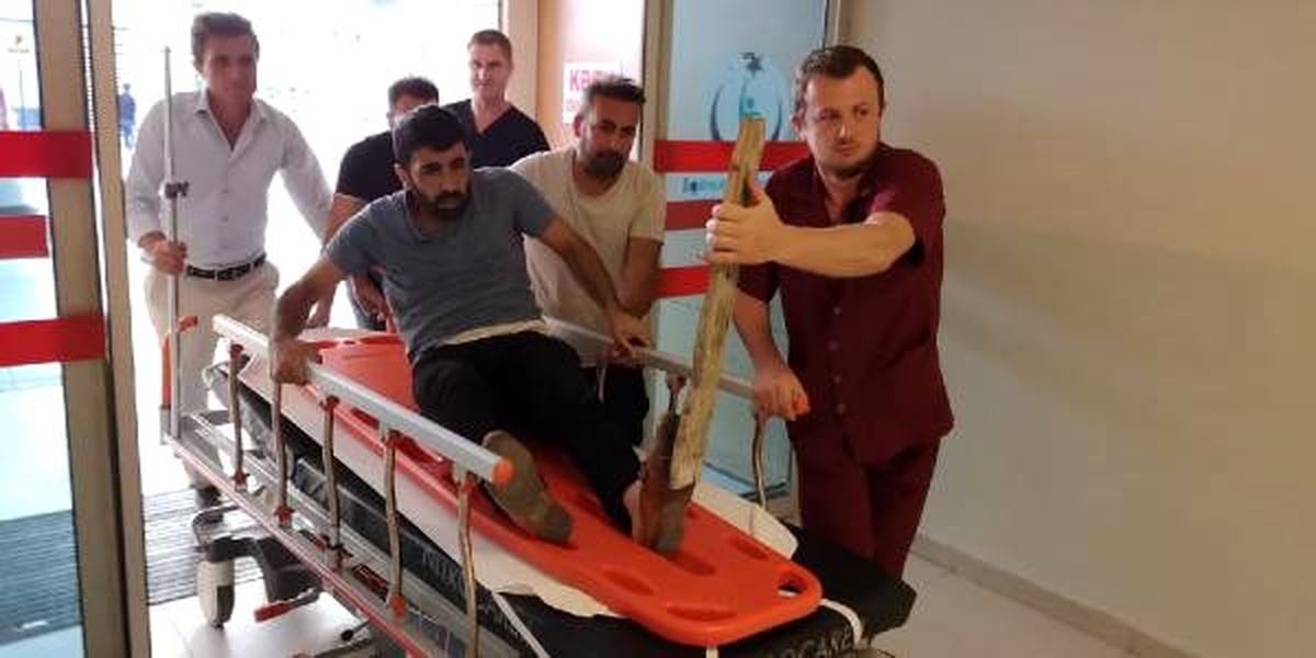 Ayağında çivili tahta ile hastaneye kaldırıldı