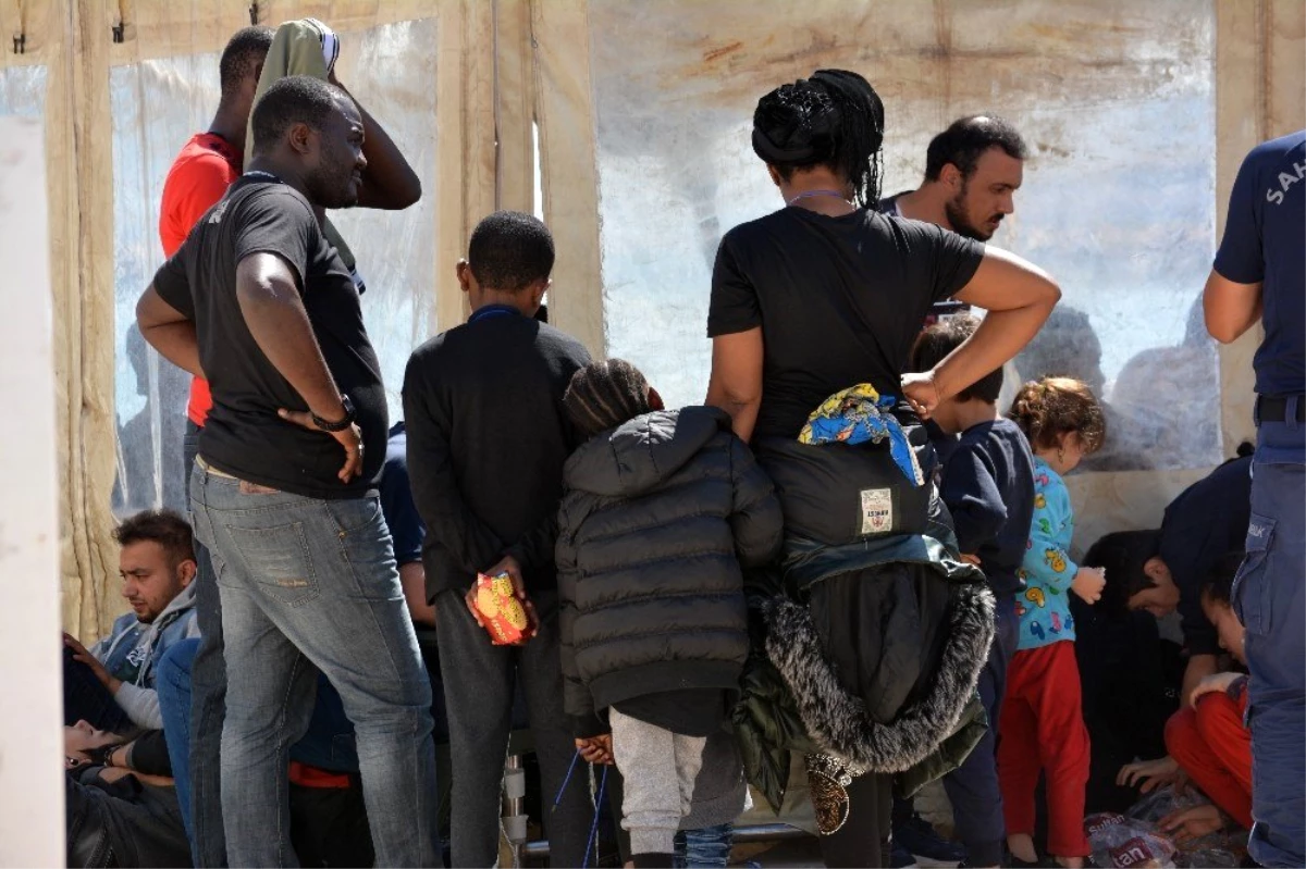Ayvalık\'ta 48 düzensiz göçmen Sahil Güvenlik\'ten kaçamadı