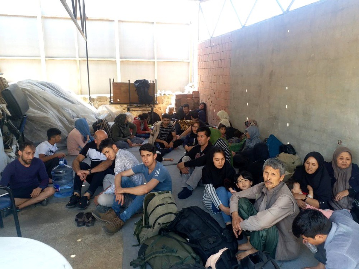 Ayvalık\'ta 73 düzensiz göçmen ve 3 organizatör yakalandı