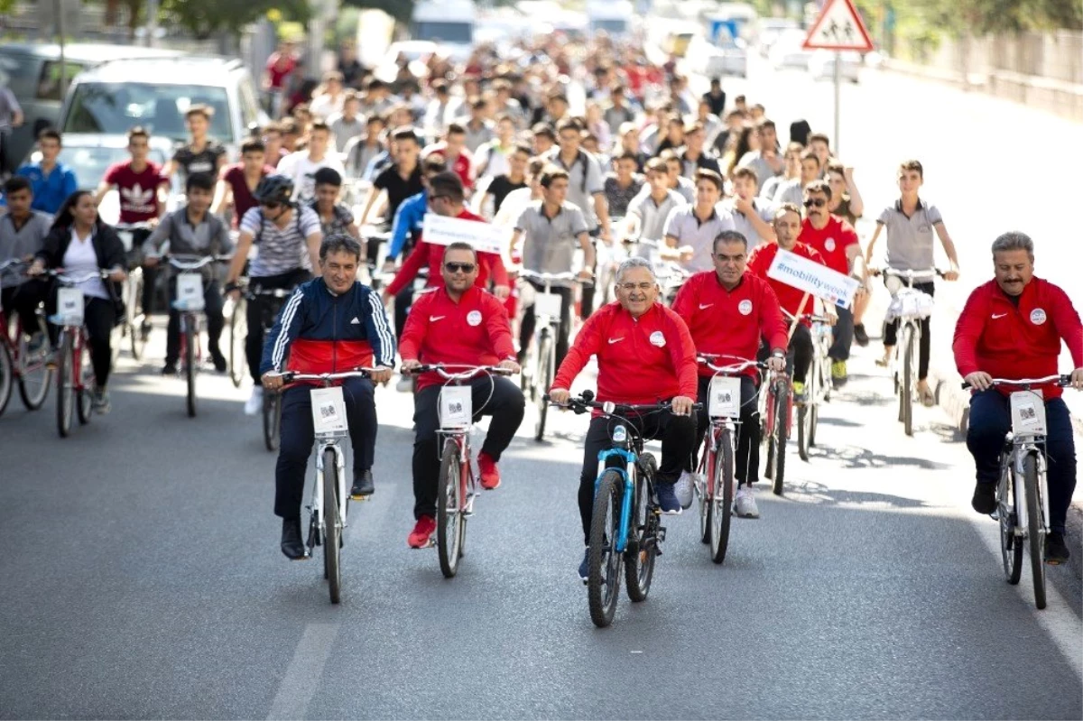 Başkan Büyükkılıç Avrupa Hareketlilik Haftası\'nda bisiklete binerek şehir turu attı