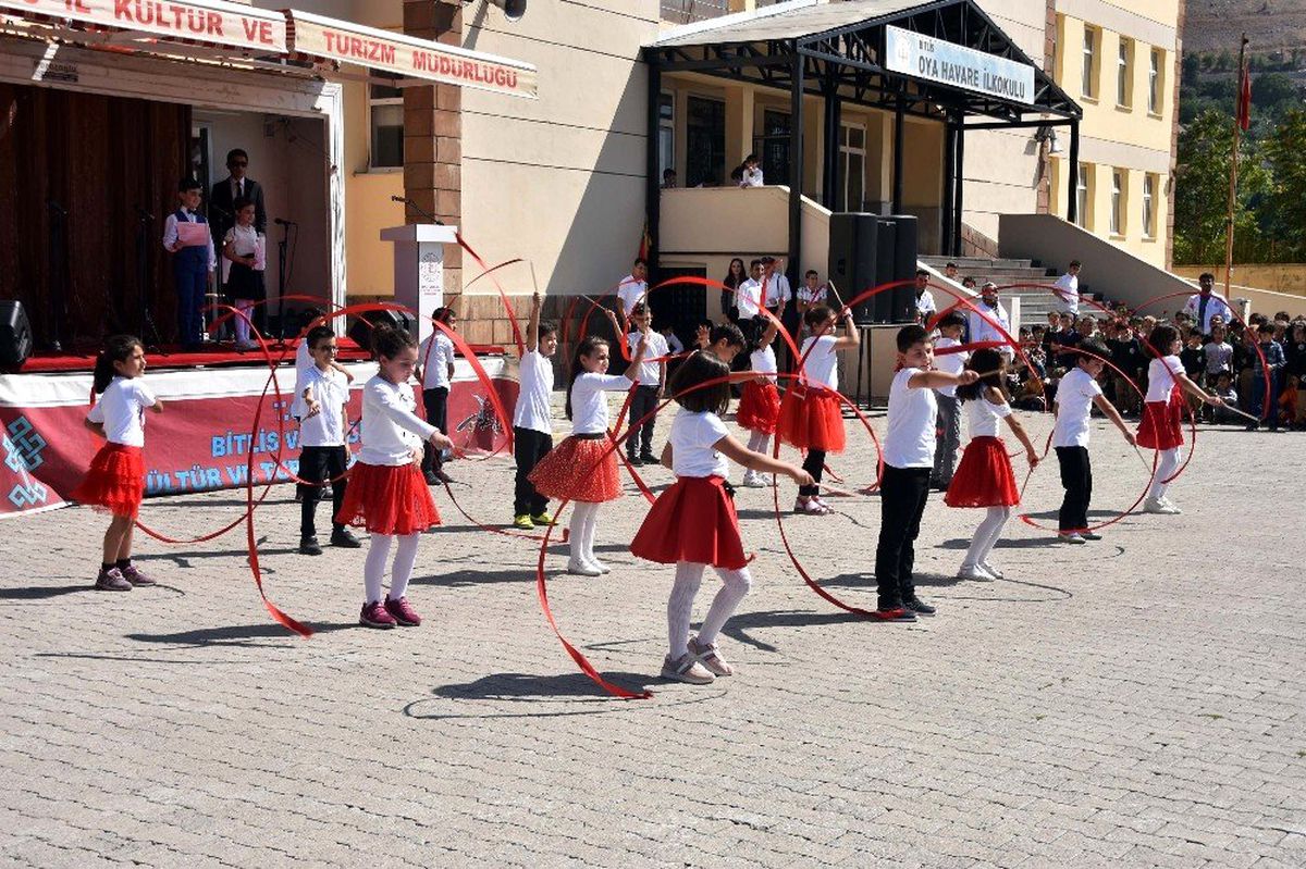 Bitlis\'te İlköğretim Haftası kutlamaları