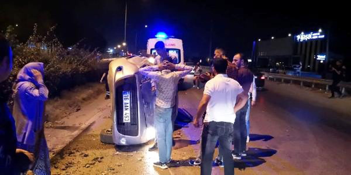Bursa\'da hafif ticari araç takla attı: 2 yaralı