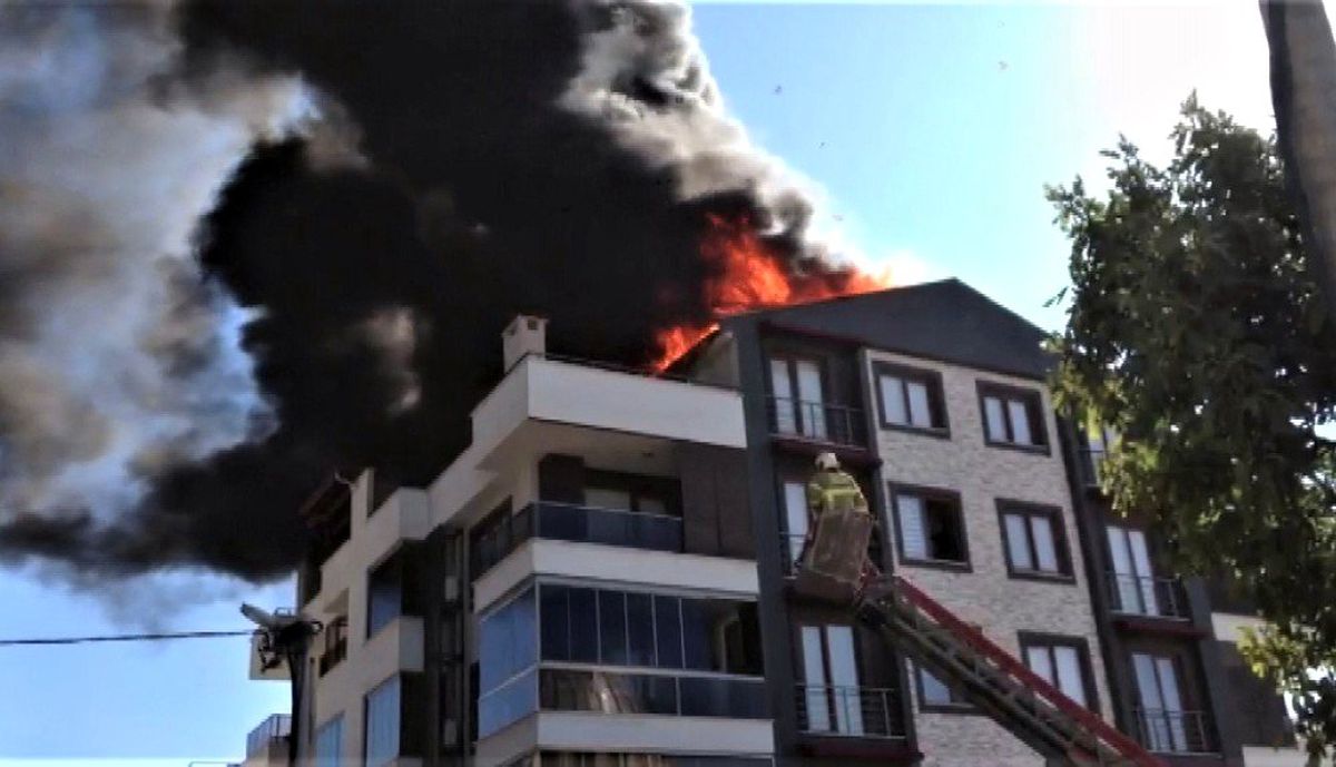Çatı yangını korkuttu