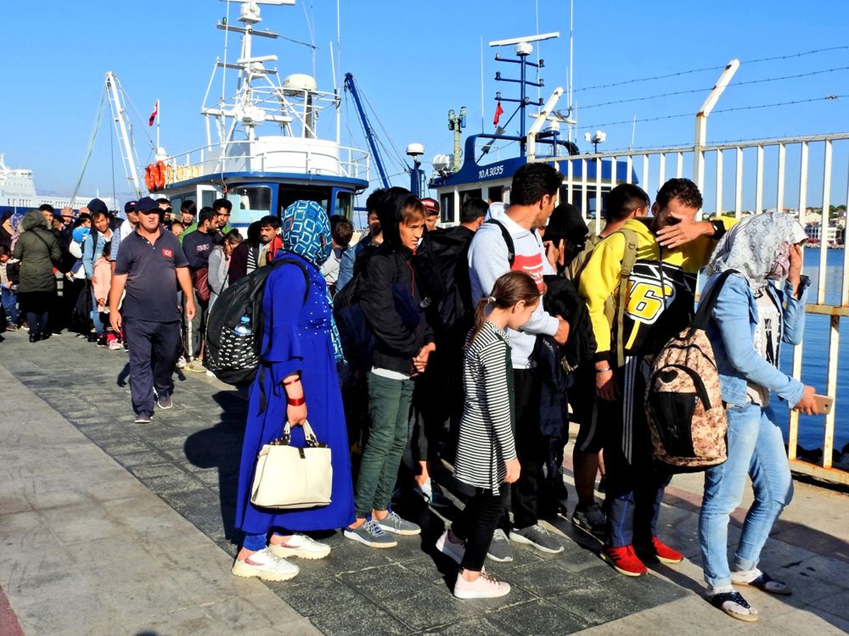 Çeşme\'de 296 düzensiz göçmen yakalandı