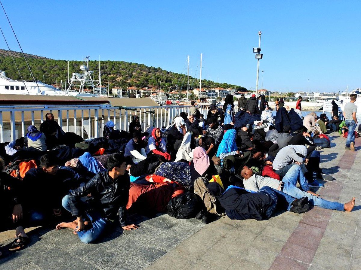 Çeşme\'de 296 düzensiz göçmen yakalandı