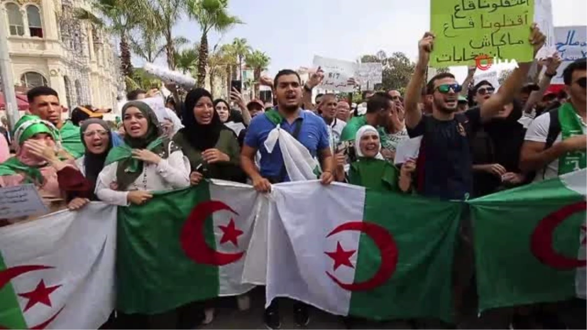 Cezayirli öğrencilerden Cumhurbaşkanlığı seçimi protestosu