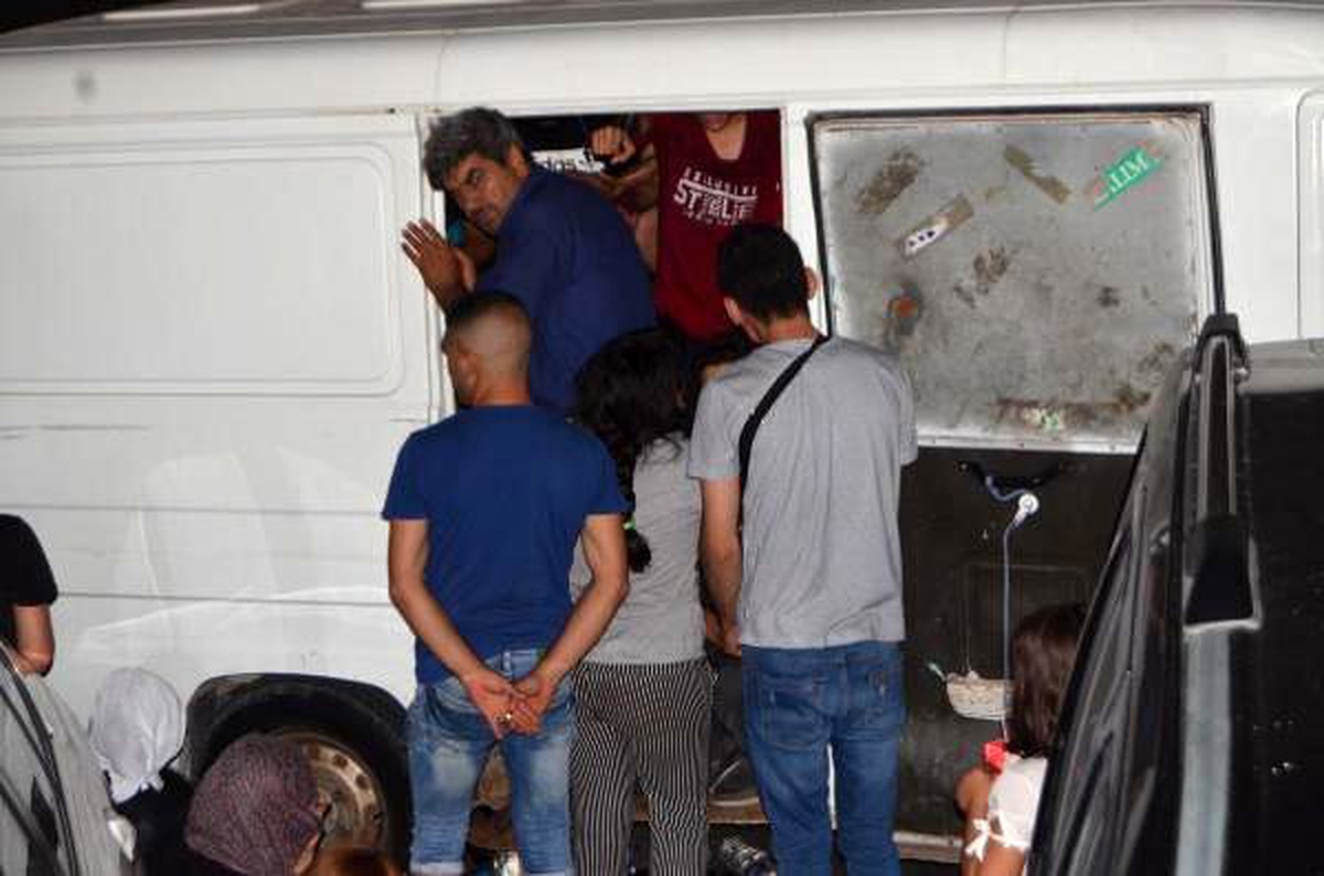 \'Dur\' ihtarına uymayan minibüsten 35 kaçak göçmen çıktı: 6 gözaltı