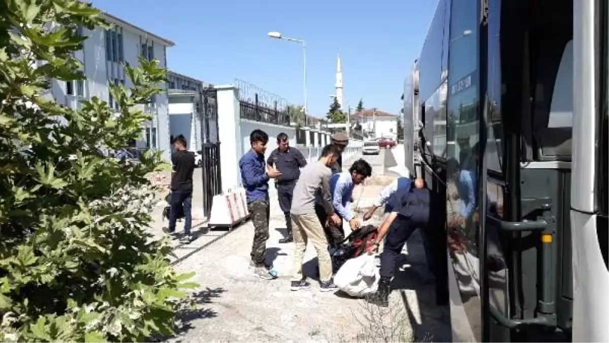 Düzce\'de iki otobüste 100 afgan kaçak göçmen yakalandı