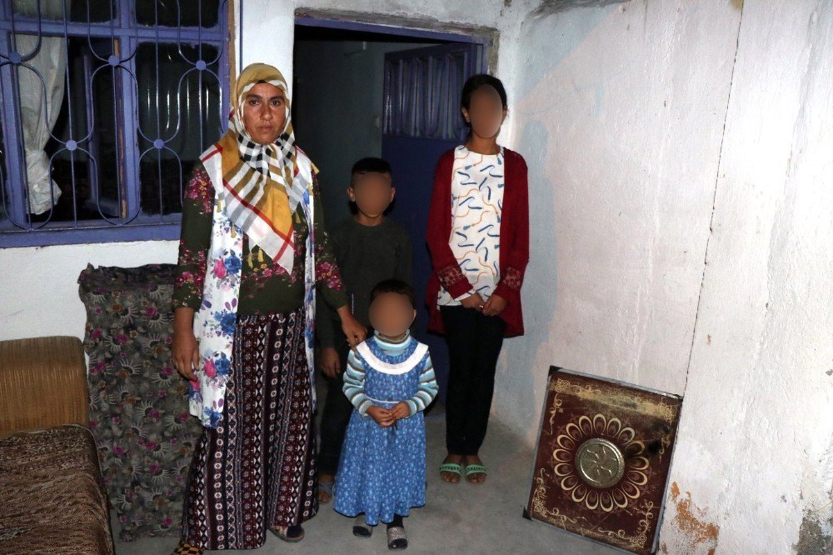 Evleri yanan kadın, 3 çocuğuyla mağdur oldu