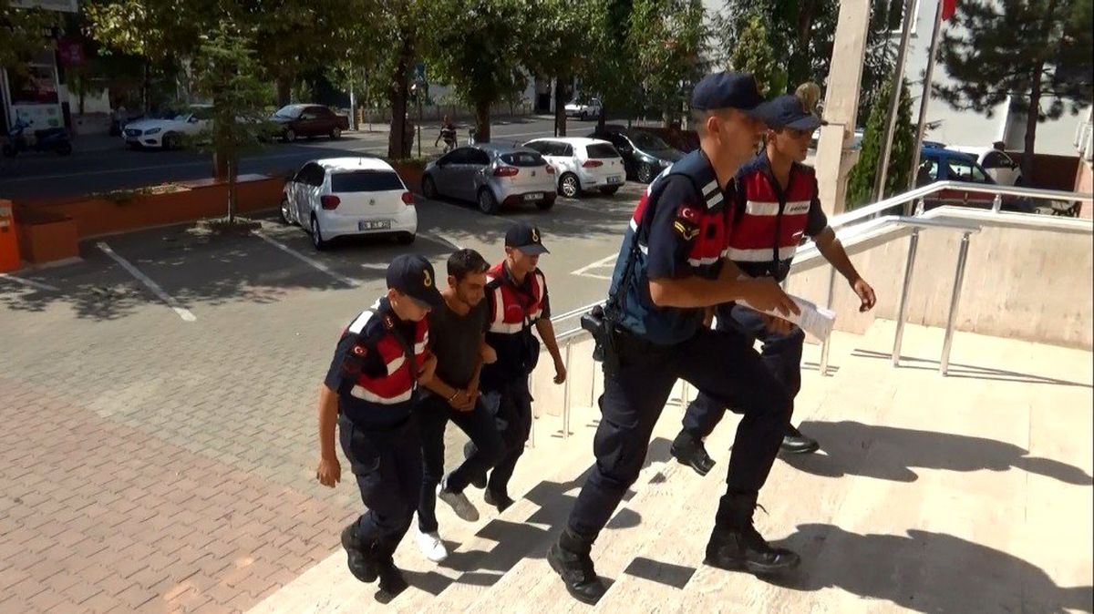 Göçmen kaçakçısı yakayı ele verdi