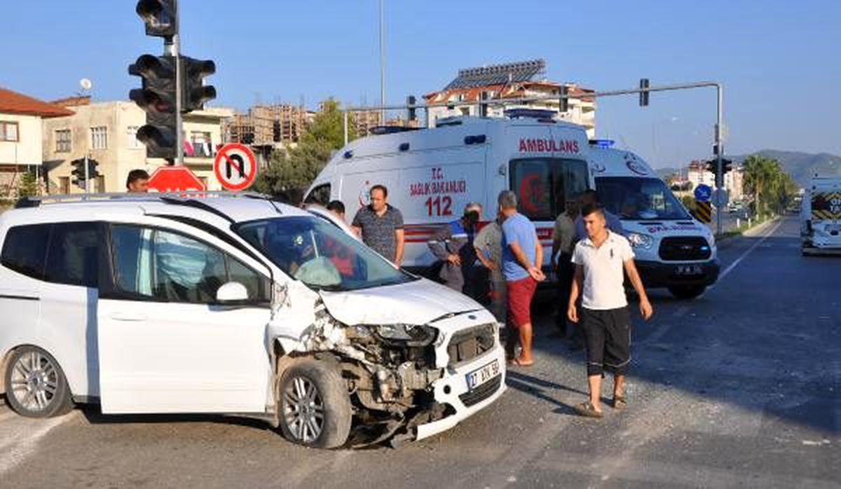 Hafif ticari araçla öğrenci servisi çarpıştı: 7 yaralı