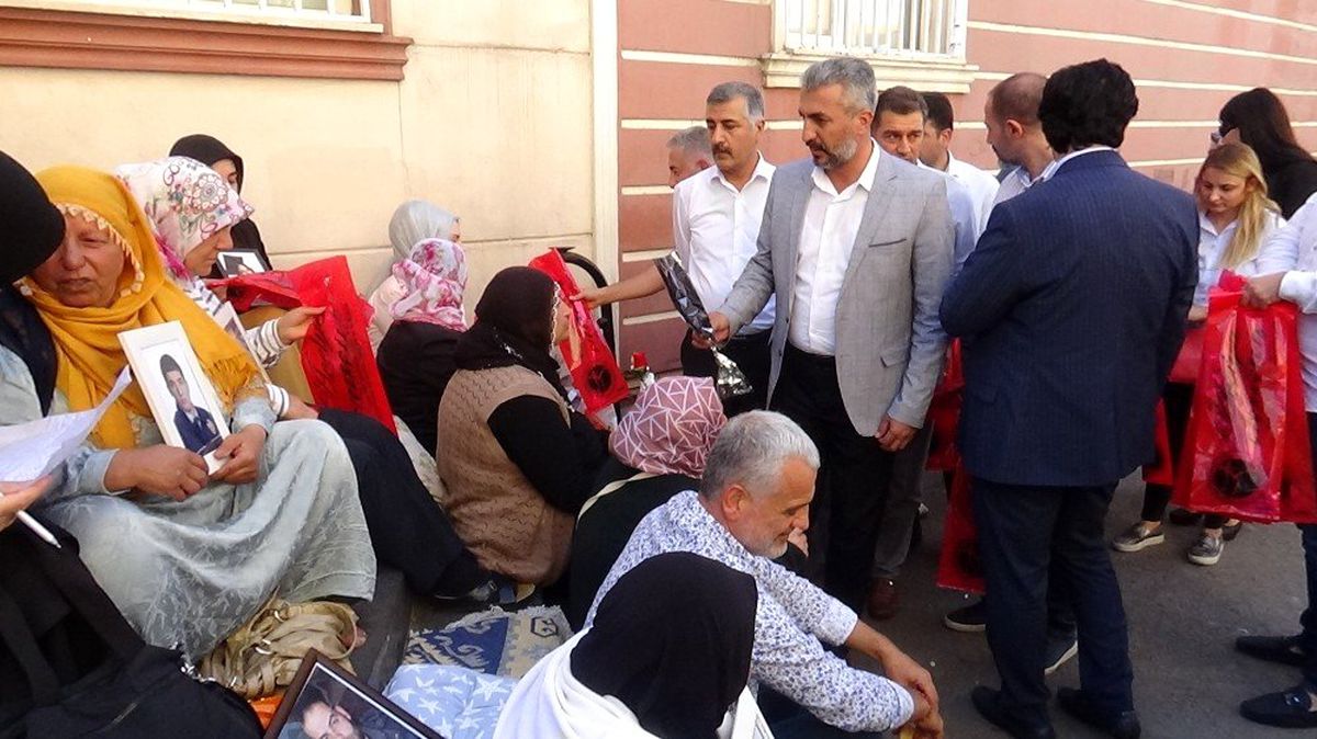 HDP önünde eylem yapan ailelere destek ziyaretleri sürüyor