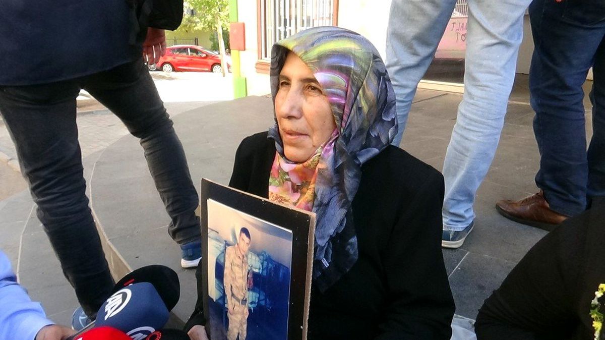 HDP önünde oturma eylemi yapan ailelerin sayısı çığ gibi artmaya devam ediyor
