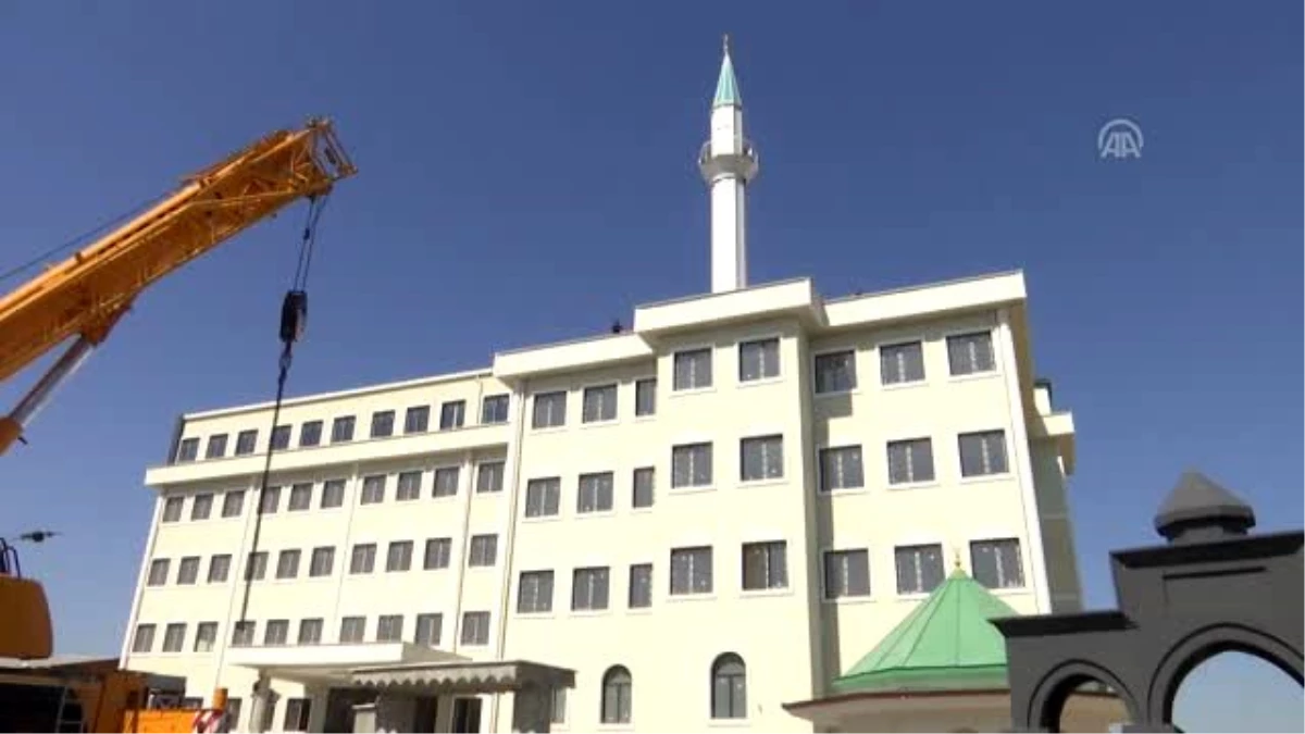 İmara aykırı olduğu iddia edilen minare kaldırıldı