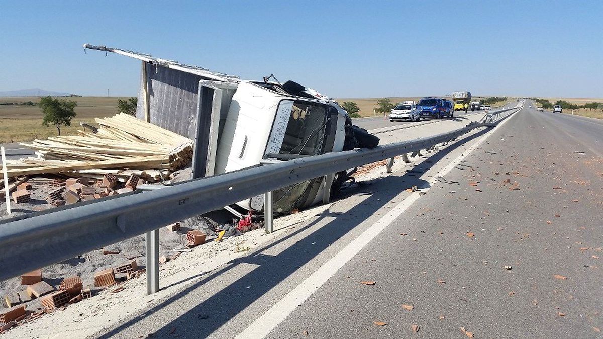 İnşaat malzemesi taşıyan kamyonet devrildi: 1 yaralı