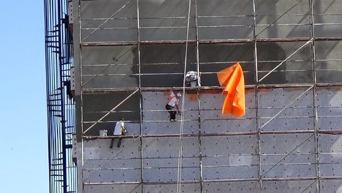 İşçilerin tehlikeli mesaisi kamerada