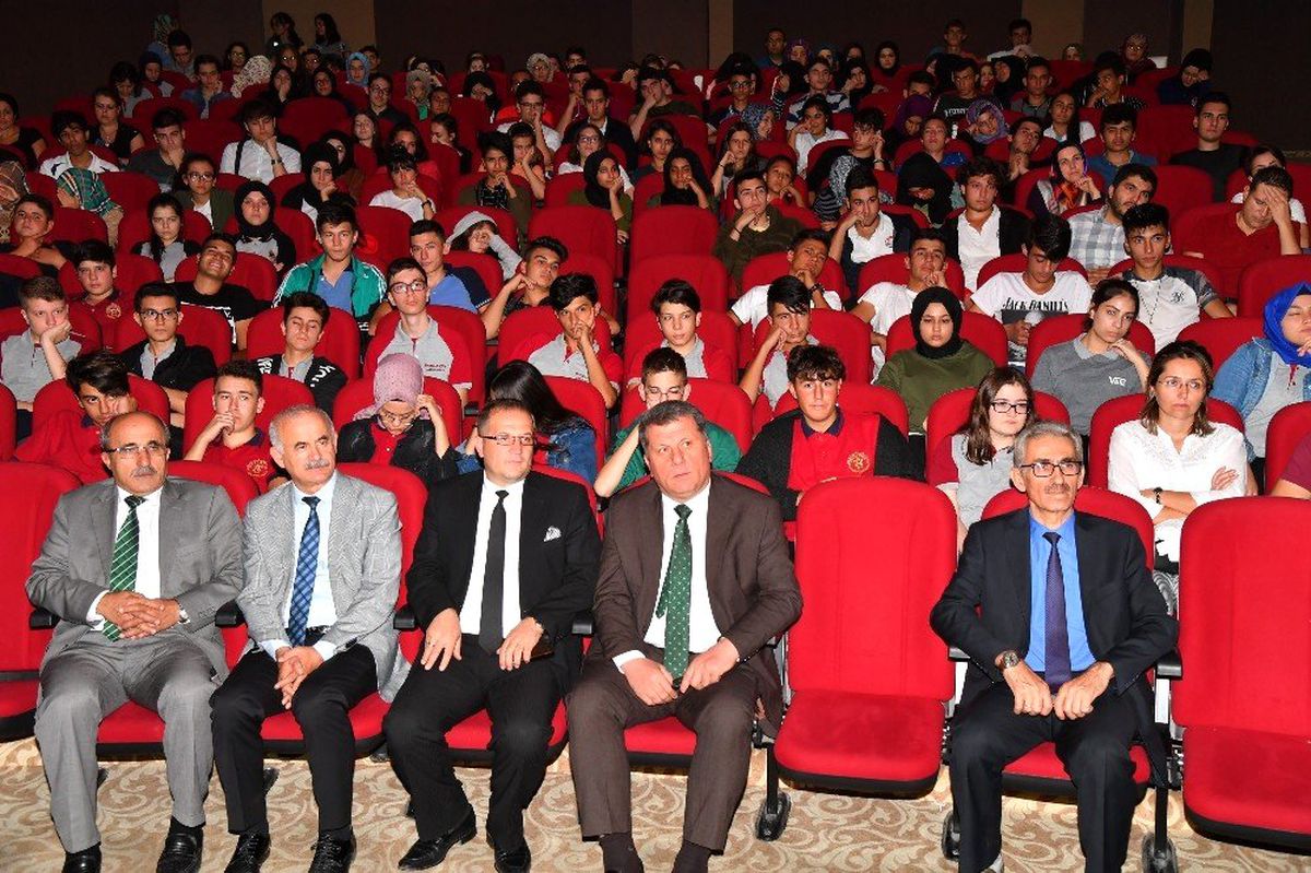 Isparta\'da öğrencilere \'Toplumsal Birliktelik ve Hareketliliğin Faydaları\' konferans