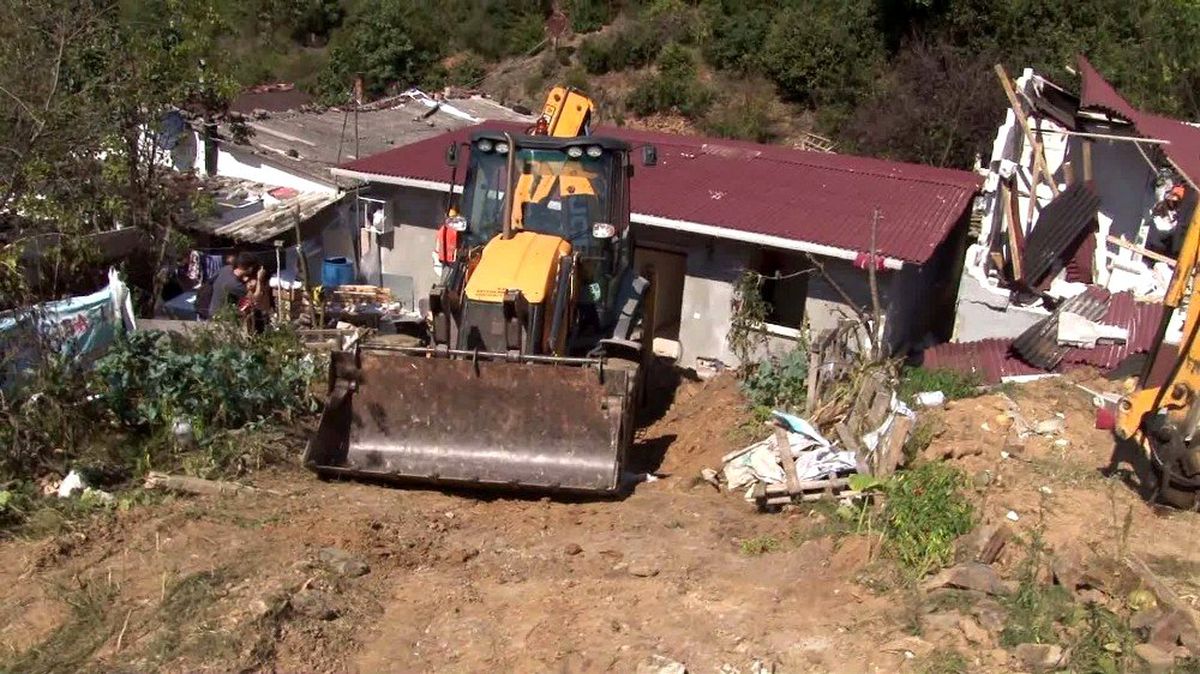 İstanbul\'da devlet ormanlarına yapılan kaçak yapıların yıkımına başlandı