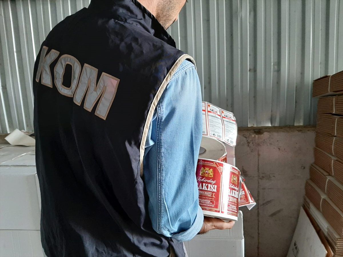 İzmir\'de besi çiftliğine sahte alkol ve kaçak tütün operasyonu