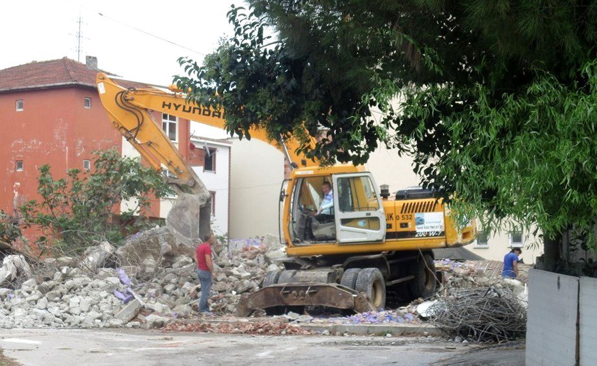 İzmit\'te ağır hasarlı binaların yıkımına devam ediyor