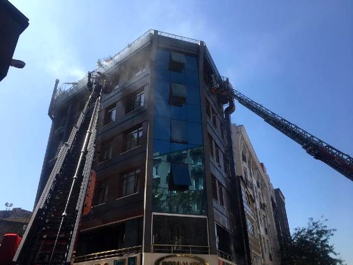 Kağıthane\'de 5 katlı binada yangın