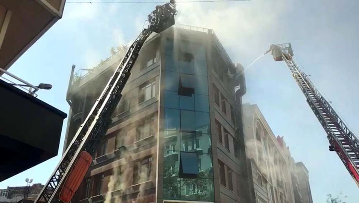 Kağıthane\'de 6 katlı bina alev alev yandı