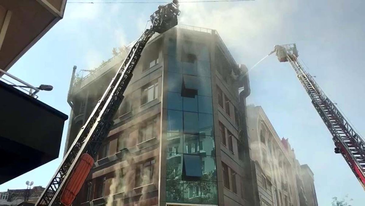 Kağıthane\'de 6 katlı binanın çatı katında yangın çıktı.