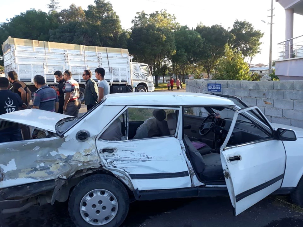 Karaman\'da kamyon ile otomobil çarpıştı: 2 yaralı