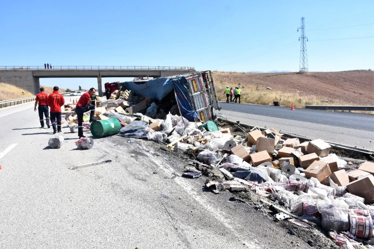 Kaza yapan tırın dorsesindeki gıda maddeleri yola saçıldı: 1 yaralı