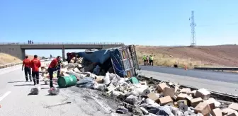 Kaza yapan tırın dorsesindeki gıda maddeleri yola saçıldı