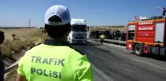 Kaza yapan tırın dorsesindeki gıda maddeleri yola saçıldı: 1 yaralı