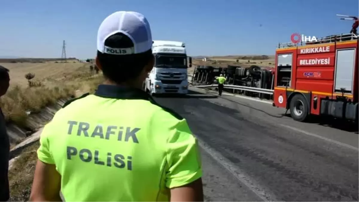 Kaza yapan tırın dorsesindeki gıda maddeleri yola saçıldı: 1 yaralı