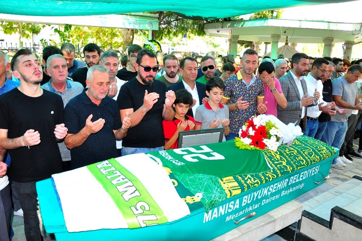 Kazada ölen genç futbolcu formasıyla defnedildi